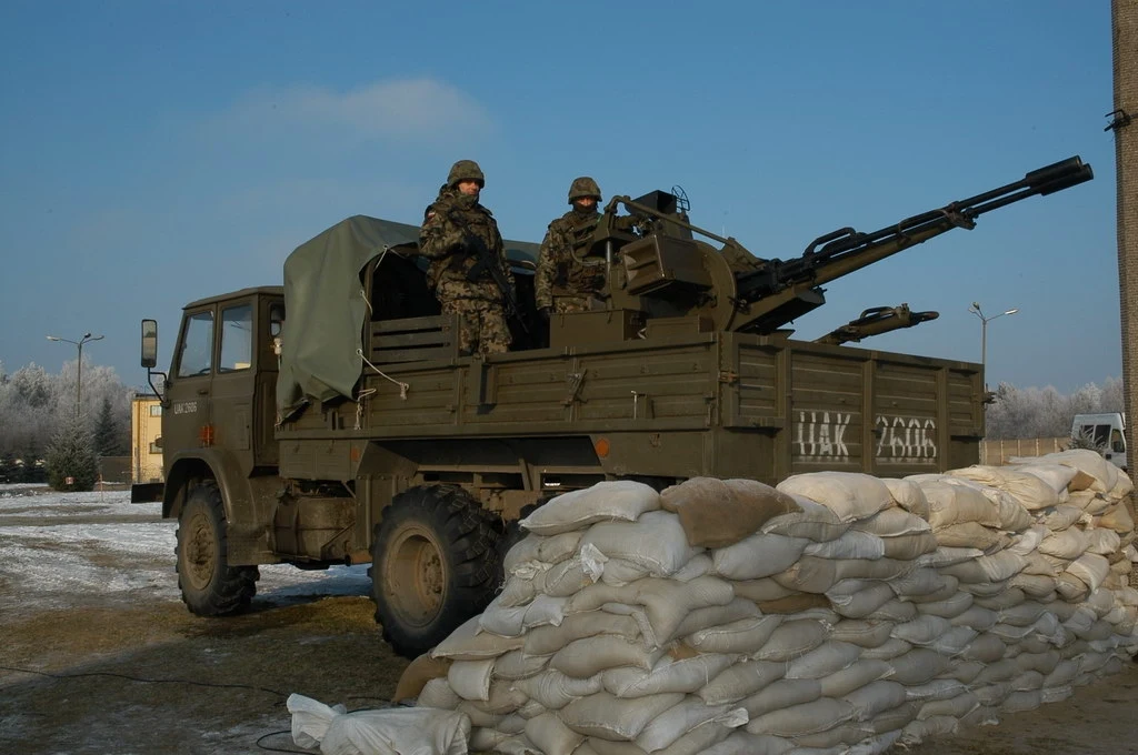 ZU-23-2 na platformie ciężarówki Star 266 tworzący polski zestaw przeciwlotniczy Hibernyt