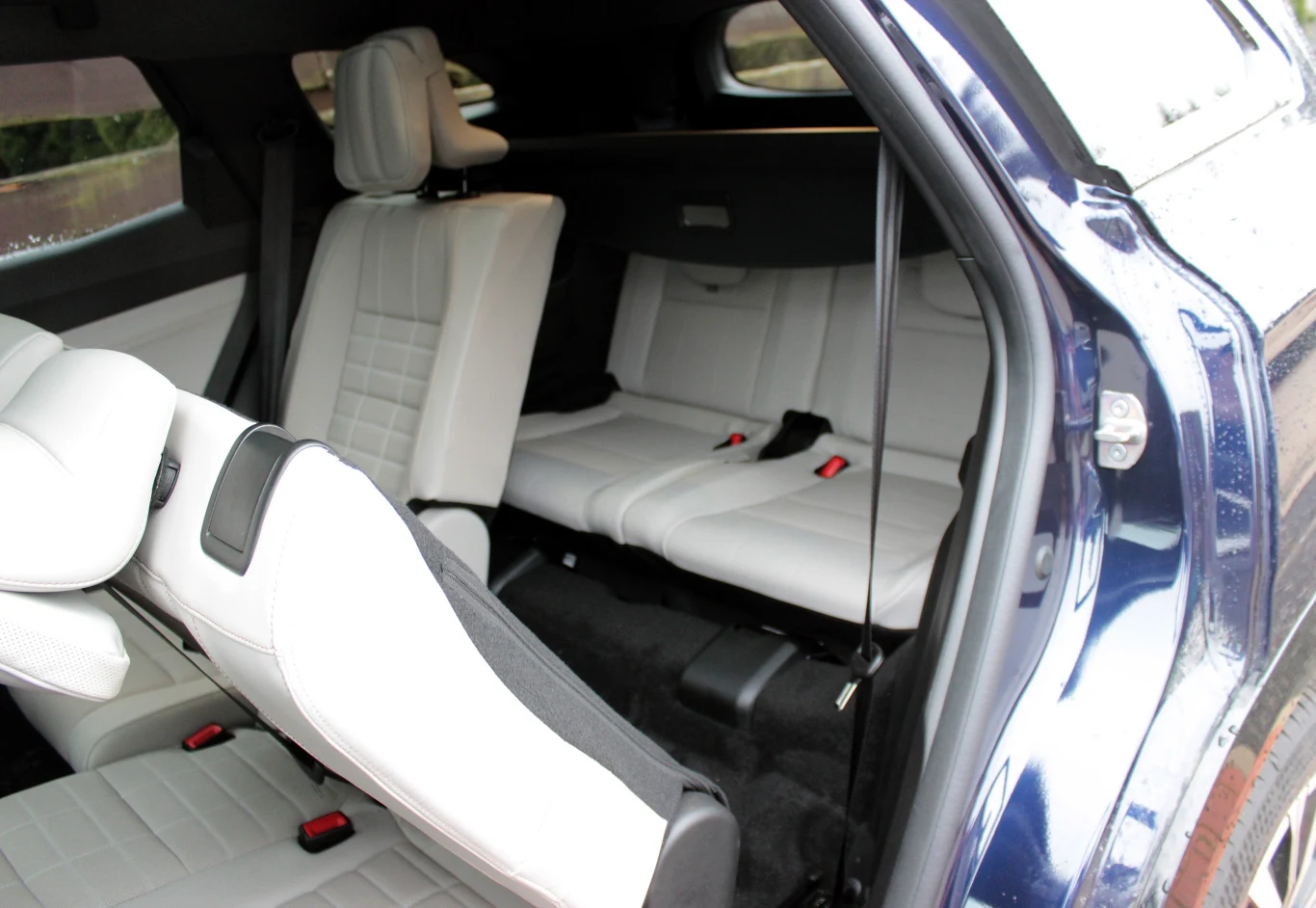 W Renault Espace na tylne siedzenia wsiada się tak