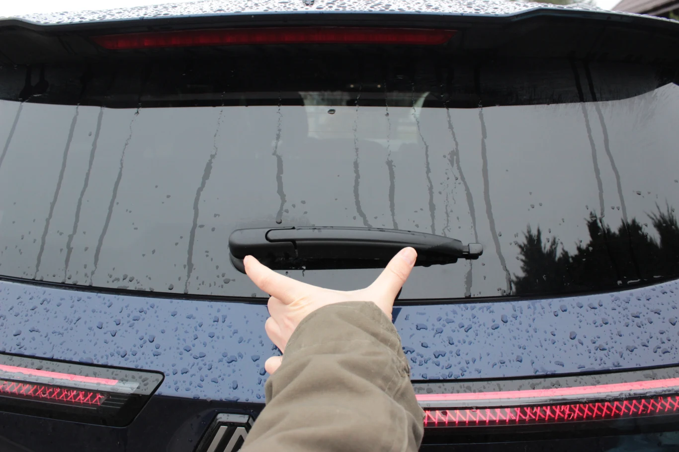 Podobno wielkość nie ma znaczenia, ale w Renault Espace tylna wycieraczka nie imponuje rozmiarem