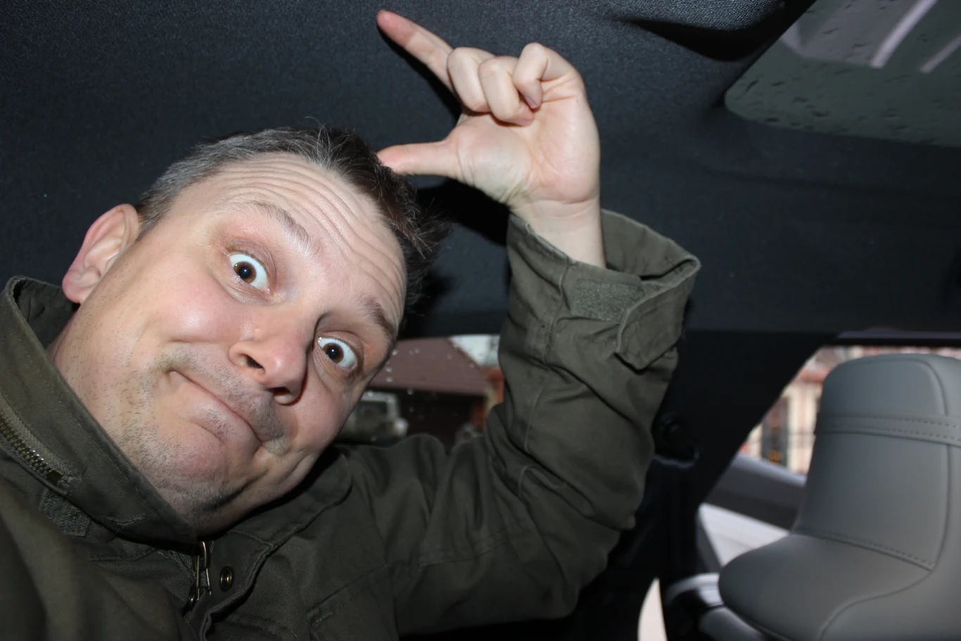 W trzecim rzędzie siedzeń Renault Espace miejsca nad głową nie jest zbyt wiele. Ale wystarczy dla osób poniżej 1,75 m wzrostu