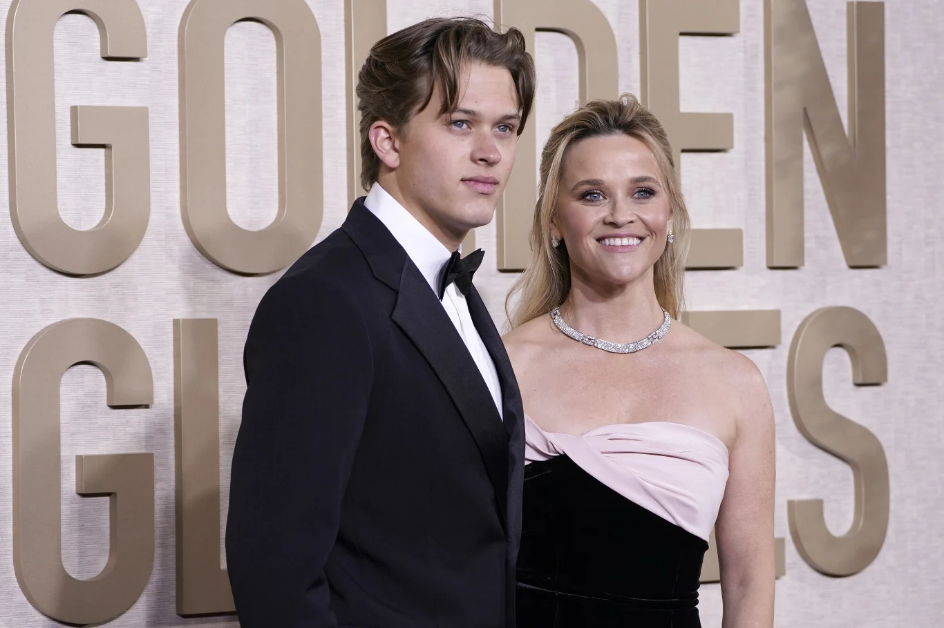 Reese Witherspoon w tym roku na galę przyszła z synem, Deaconem Reese Phillippem. Ależ on przystojny! Reese Witherspoon w tym roku na galę przyszła z synem, Deaconem Reese Phillippem. Ależ on przystojny!