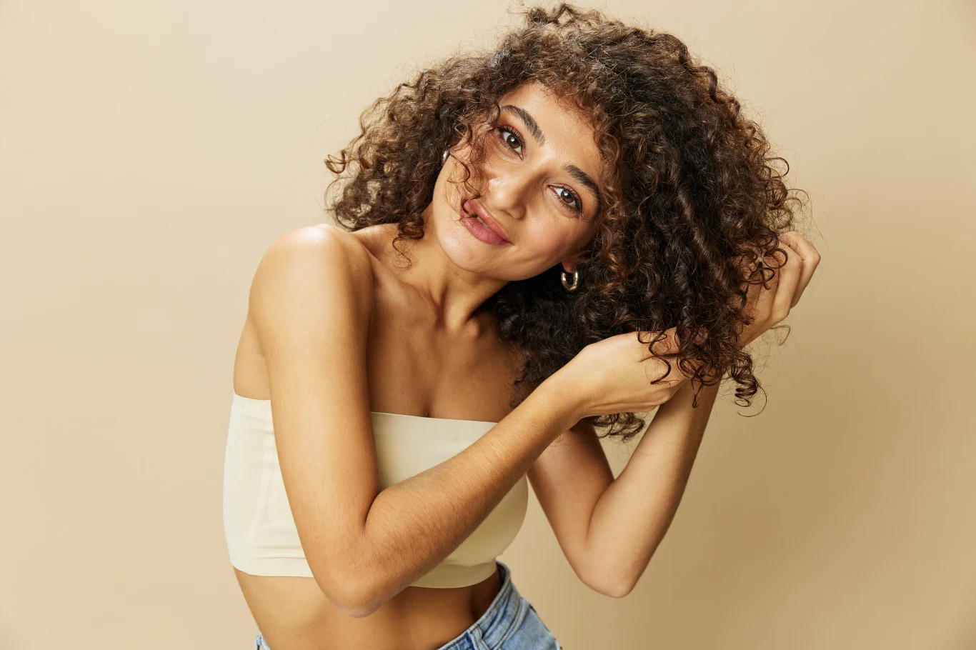 Kobiety o kręconych włosach również powinny postawić na półdługie cięcie. 