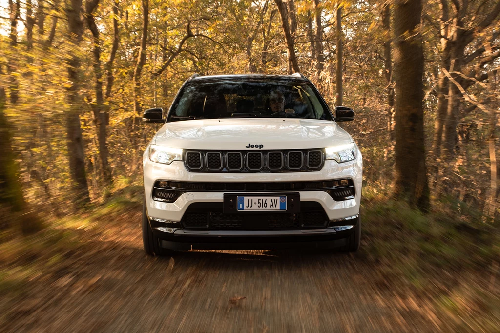 Jeep Compass MY24 wjeżdża do polskich salonów. Wiemy, co się zmieniło i ile kosztuje