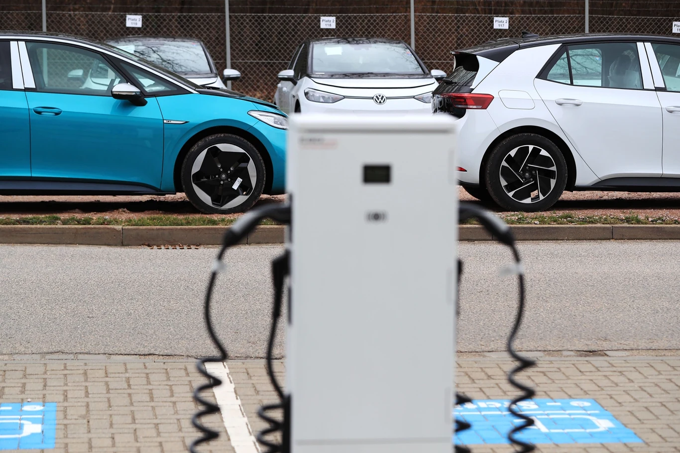 Długi czas ładowania i ograniczony zasięg to dziś największe bolączki aut elektrycznych