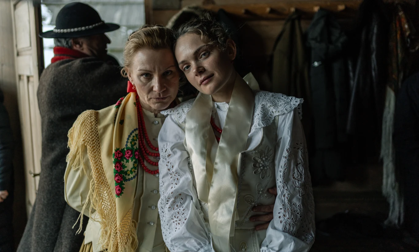 Reżyserem, współscenarzystą i autorem zdjęć jest wielokrotnie nagradzany twórca - operator, dokumentalista, scenarzysta Marcin Koszałka, autor takich filmów, jak "Czerwony pająk", "Będziesz legendą człowieku", "Takiego pięknego syna urodziłam", "Deklaracja nieśmiertelności", "Istnienie" czy "Ucieknijmy od niej".