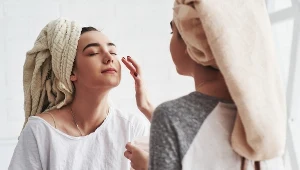 Wystarczy kilka kropel, by odżywić i nawilżyć skórę. Świetny naturalny kosmetyk na zimne dni 