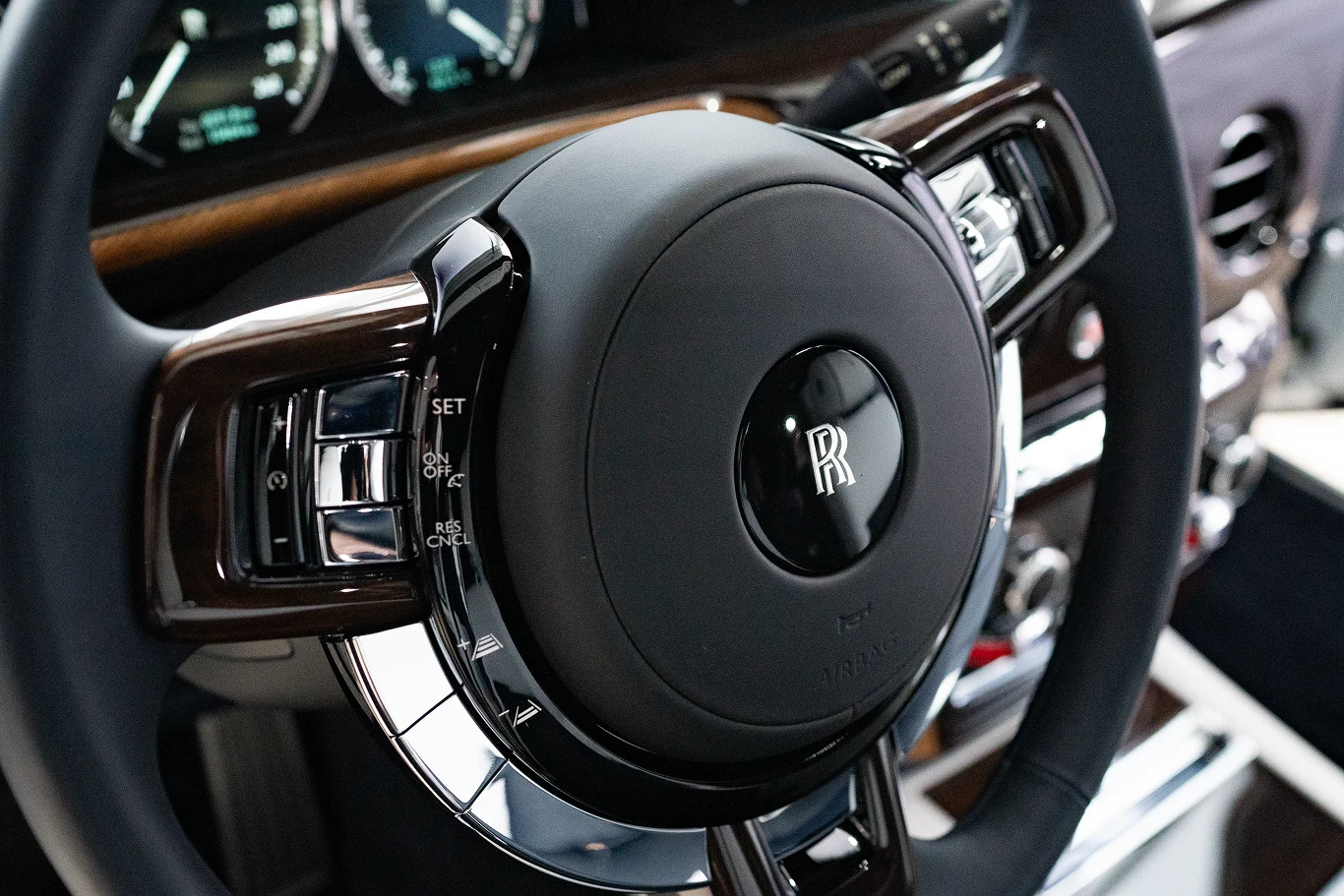 Każdy sprzedany Rolls-Royce w 2023 roku posiadał indywidualne opcje "Bespoke"