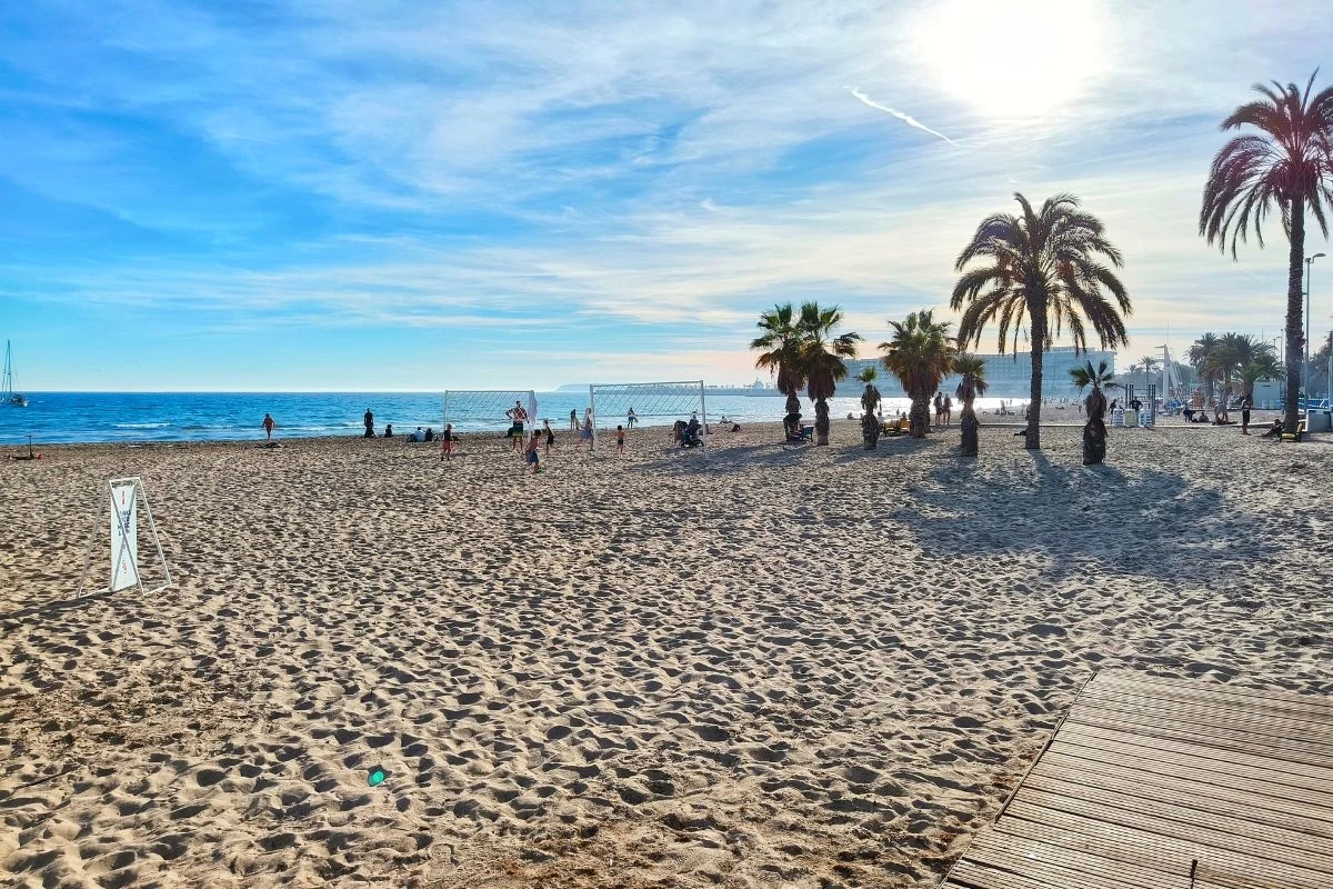 Plaża miejska w Alicante w sam raz dla miłośników wylegiwania się na piasku