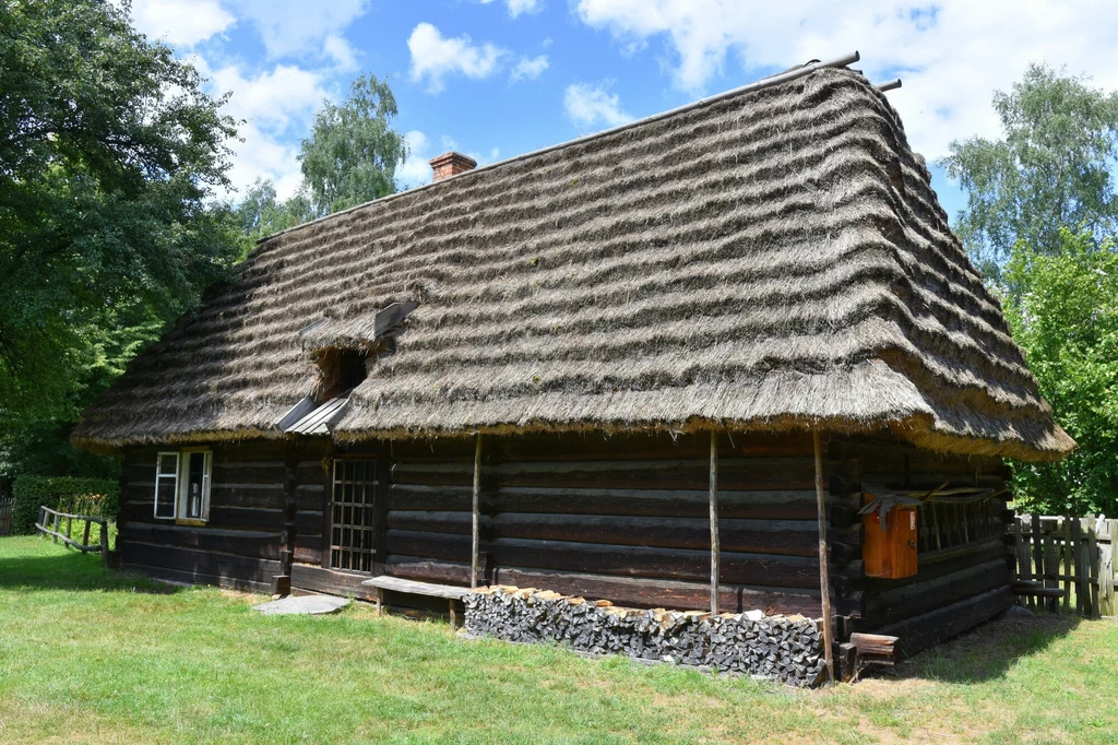 Muzeum Kultury Ludowej w Kolbuszowej to niemal 30 hektarów, na których znajduje się ponad 80 obiektów dużej i małej architektury drewnianej