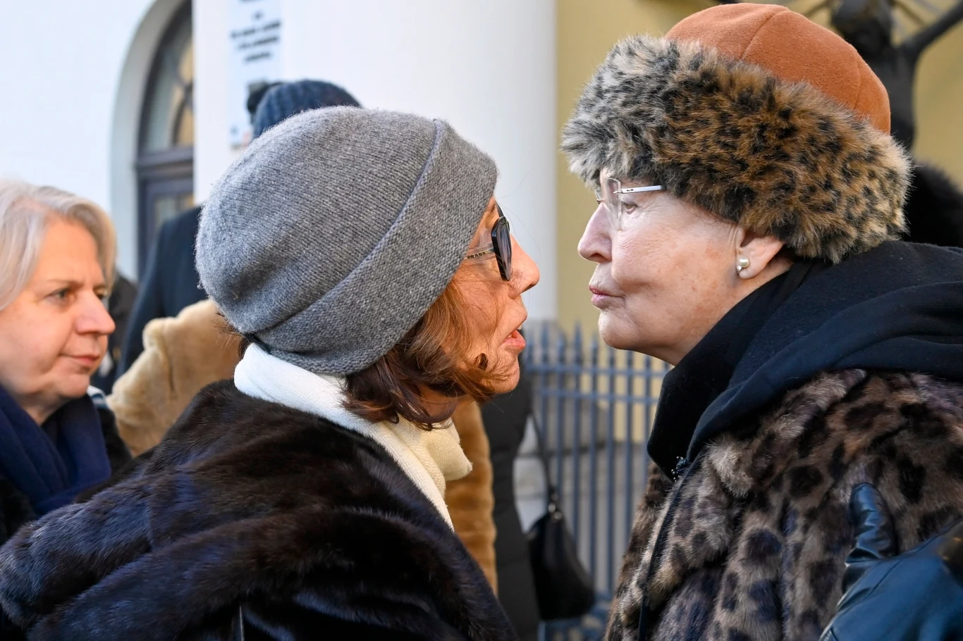 Pogrzeb Izabelli Cywińskiej; Olga Lipińska i Bożena Walter Pogrzeb Izabelli Cywińskiej; Olga Lipińska i Bożena Walter