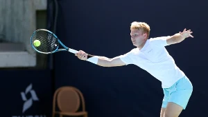 Polak wygrał turniej i nie zwalnia tempa. Już jest drugi, zaraz po Hurkaczu