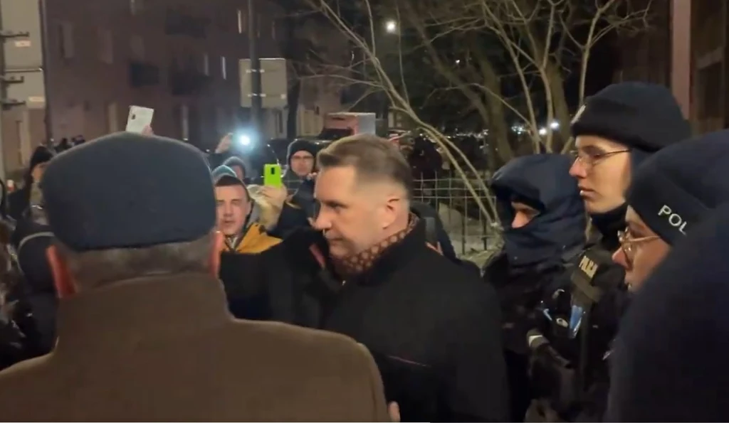 Przemysław Czarnek z grupą innych posłów PiS próbowali dokonać interwencji poselskiej na komisariacie przy Grenadierów w Warszawie Przemysław Czarnek z grupą innych posłów PiS próbowali dokonać interwencji poselskiej na komisariacie przy Grenadierów w Warszawie