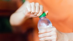 Napoje w szklanych butelkach mają więcej mikroplastiku niż te w plastikowych?