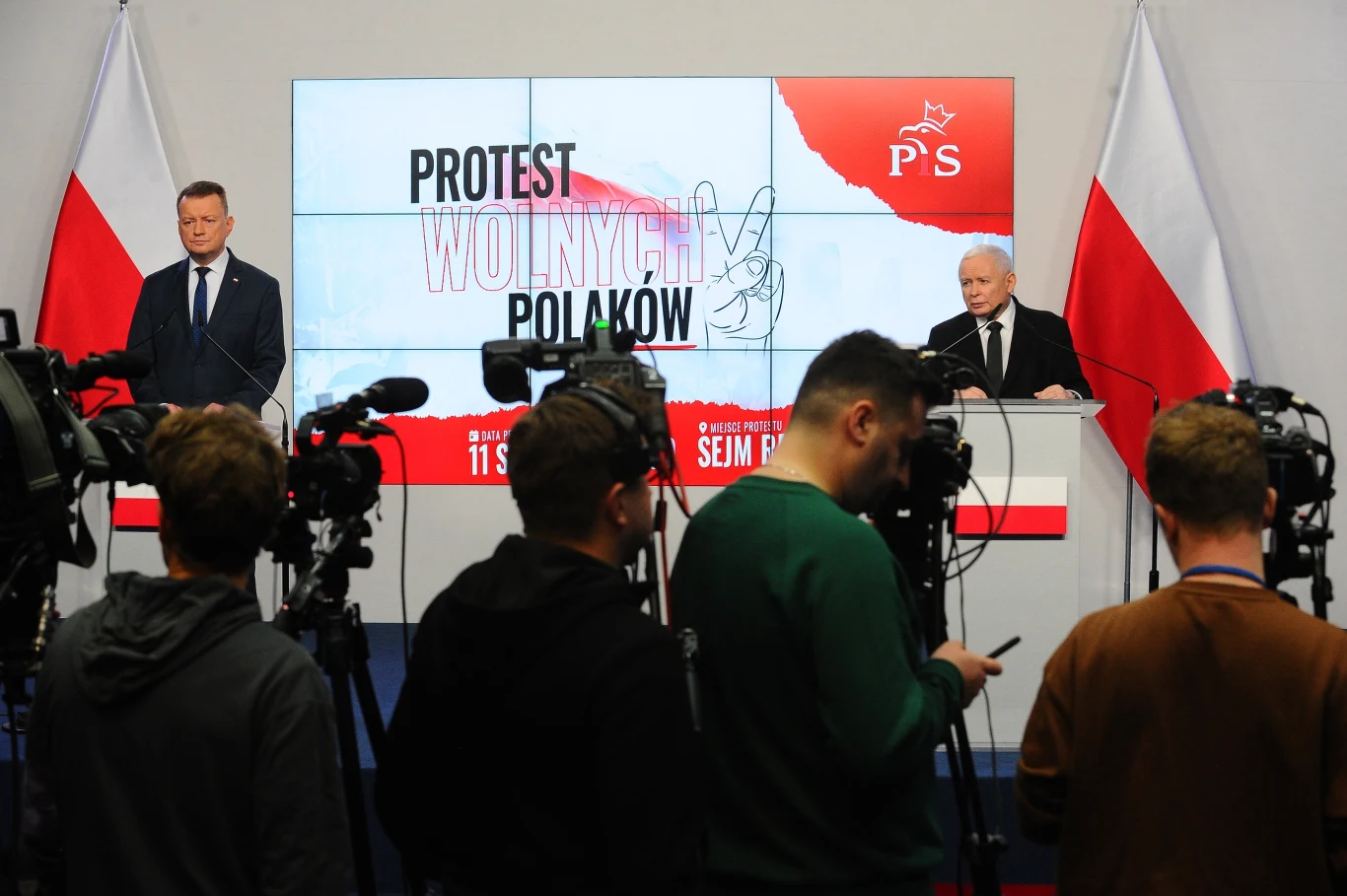 Jarosław Kaczyński i Mariusz Błaszczak podczas konferencji, na której mówili o organizacji Protestu Wolnych Polaków 11 stycznia przed Sejmem Jarosław Kaczyński i Mariusz Błaszczak podczas konferencji, na której mówili o organizacji Protestu Wolnych Polaków 11 stycznia przed Sejmem