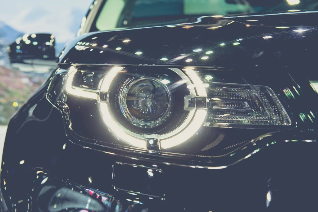 Wzrosła liczba kierowców oślepianych reflektorami SUV-ów