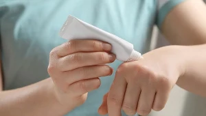 Walczy z AZS i łuszczycą. Stosuj przy przesuszeniach i podrażnieniach skóry