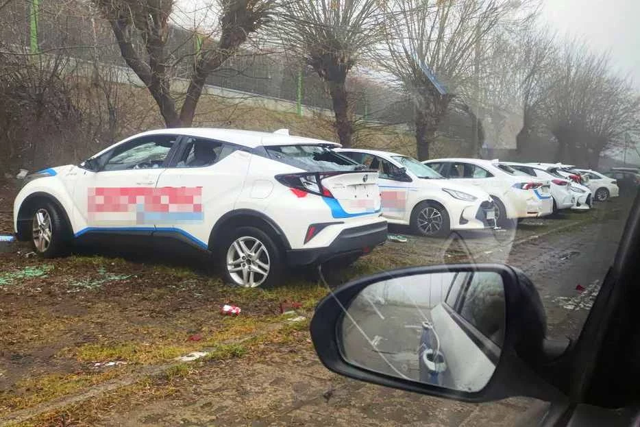 Operator floty zobowiązał się do zabrania z parkingu zdewastowanych pojazdów