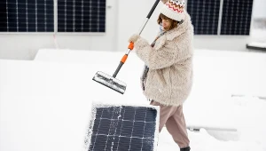 Wiesz, jak odśnieżać panele fotowoltaiczne? Jeśli robisz to źle, możesz je uszkodzić