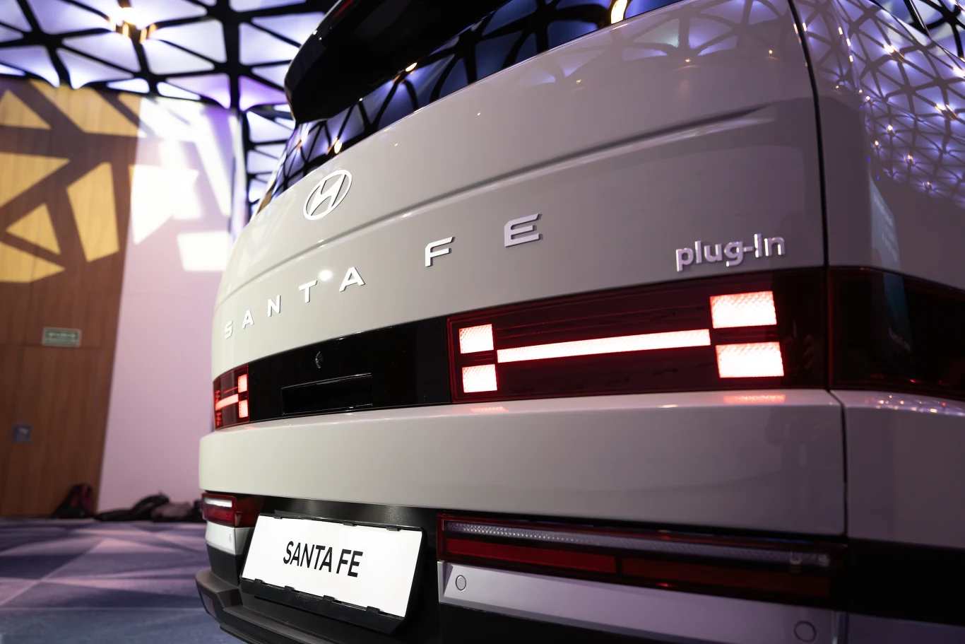 Wielki, kanciasty i ociekający futuryzmem. Oto nowy Hyundai Santa Fe 