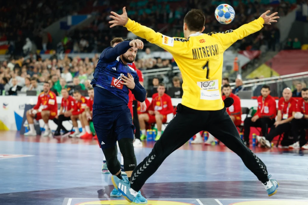 Rzuca Elohim Prandi, broni Nikola Mitrevski. Francja wygrała pierwszy mecz z Macedonią Północną Rzuca Elohim Prandi, broni Nikola Mitrevski. Francja wygrała pierwszy mecz z Macedonią Północną