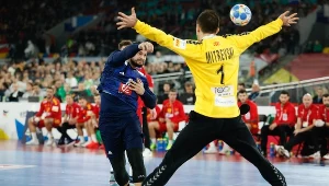 Rzuca Elohim Prandi, broni Nikola Mitrevski. Francja wygrała pierwszy mecz z Macedonią Północną