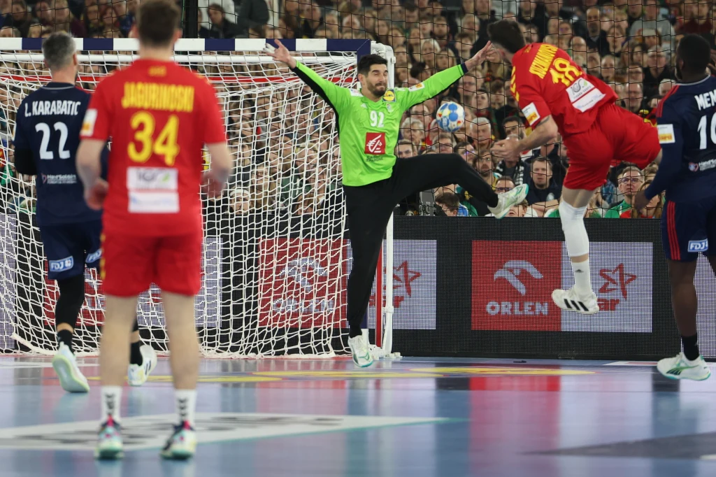 Filip Kuzmanowski próbuje pokonać Remiego Desbonneta Filip Kuzmanowski próbuje pokonać Remiego Desbonneta