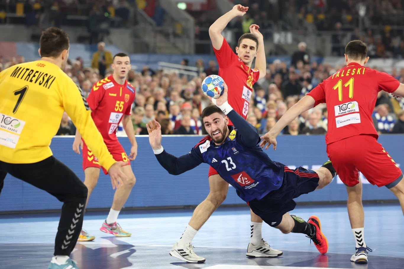 Ludovic Fabregas w ataku na bramkę rywali Ludovic Fabregas w ataku na bramkę rywali