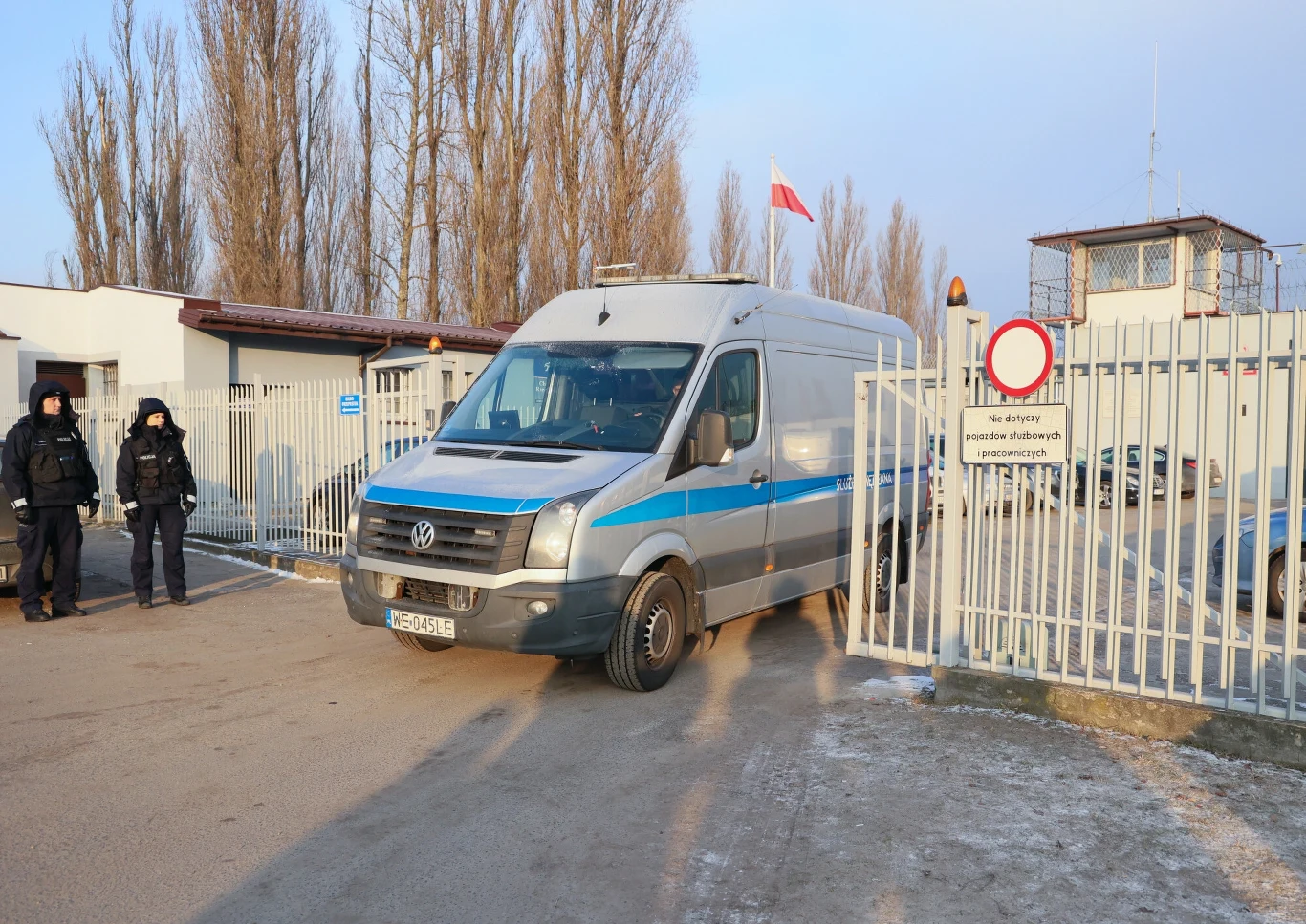 Policyjny samochód opuszcza Areszt Śledczy Warszawa-Grochów. To tam ostatnie dni spędził skazany Mariusz Kamiński i Maciej Wąsik Policyjny samochód opuszcza Areszt Śledczy Warszawa-Grochów. To tam ostatnie dni spędził skazany Mariusz Kamiński i Maciej Wąsik