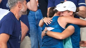 Iga Świątek ze swoimi zaufanymi ludźmi ze sztabu: Tomaszem Wiktorowskim i Darią Abramowicz