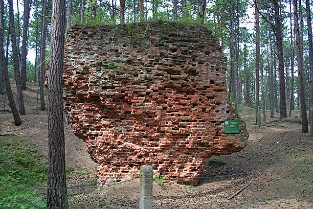 Ruiny gotyckiego kościoła p.w. Wniebozięcia NMP i Św. Mikołaja, z XIV w., CC BY-SA 4.0 Deed Ruiny gotyckiego kościoła p.w. Wniebozięcia NMP i Św. Mikołaja, z XIV w., CC BY-SA 4.0 Deed