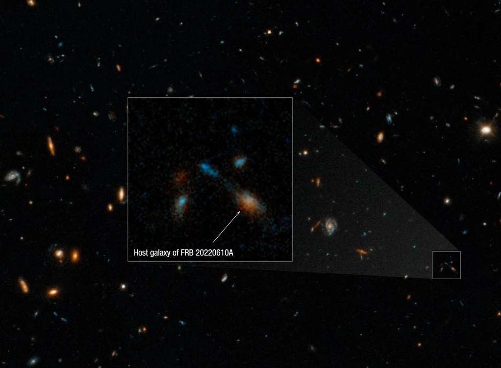 Zdjęcie z Kosmicznego Teleskopu Hubble'a przedstawiające galaktykę macierzystą wyjątkowo potężnego szybkiego rozbłysku radiowego, FRB 20220610A. 