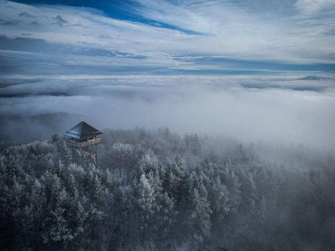 Wieża widokowa na szczycie góra Kamionna
