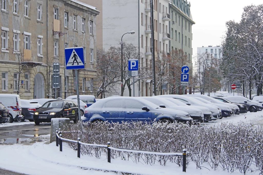 Ataki zimy bywają problematyczne dla osób pracujących na zewnątrz. Z drugiej strony są szansą na podreperowanie budżetu, zwłaszcza w transporcie