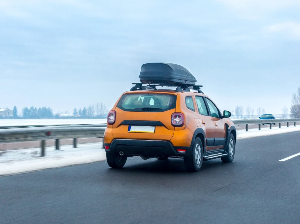 Boks na dach to najlepszy sposób przewozu sprzętu narciarskiego