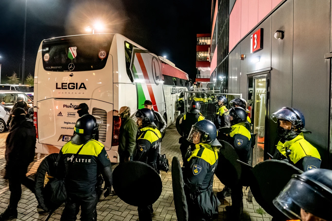 Autokar Legii otoczony przez policję w Alkmaar Autokar Legii otoczony przez policję w Alkmaar