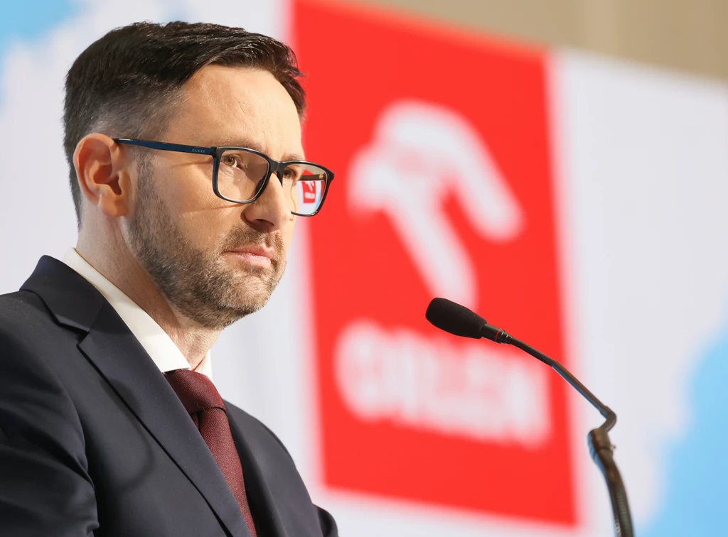 Daniel Obajtek opublikował relację z obchodów Dnia Matki w jednej z podkarpackich gmin. Na zdjęciach nie widać jednak jego samego