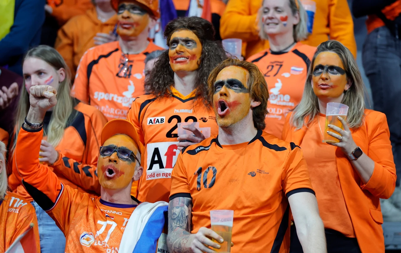 Kibice Holandii w hali w Mannheim