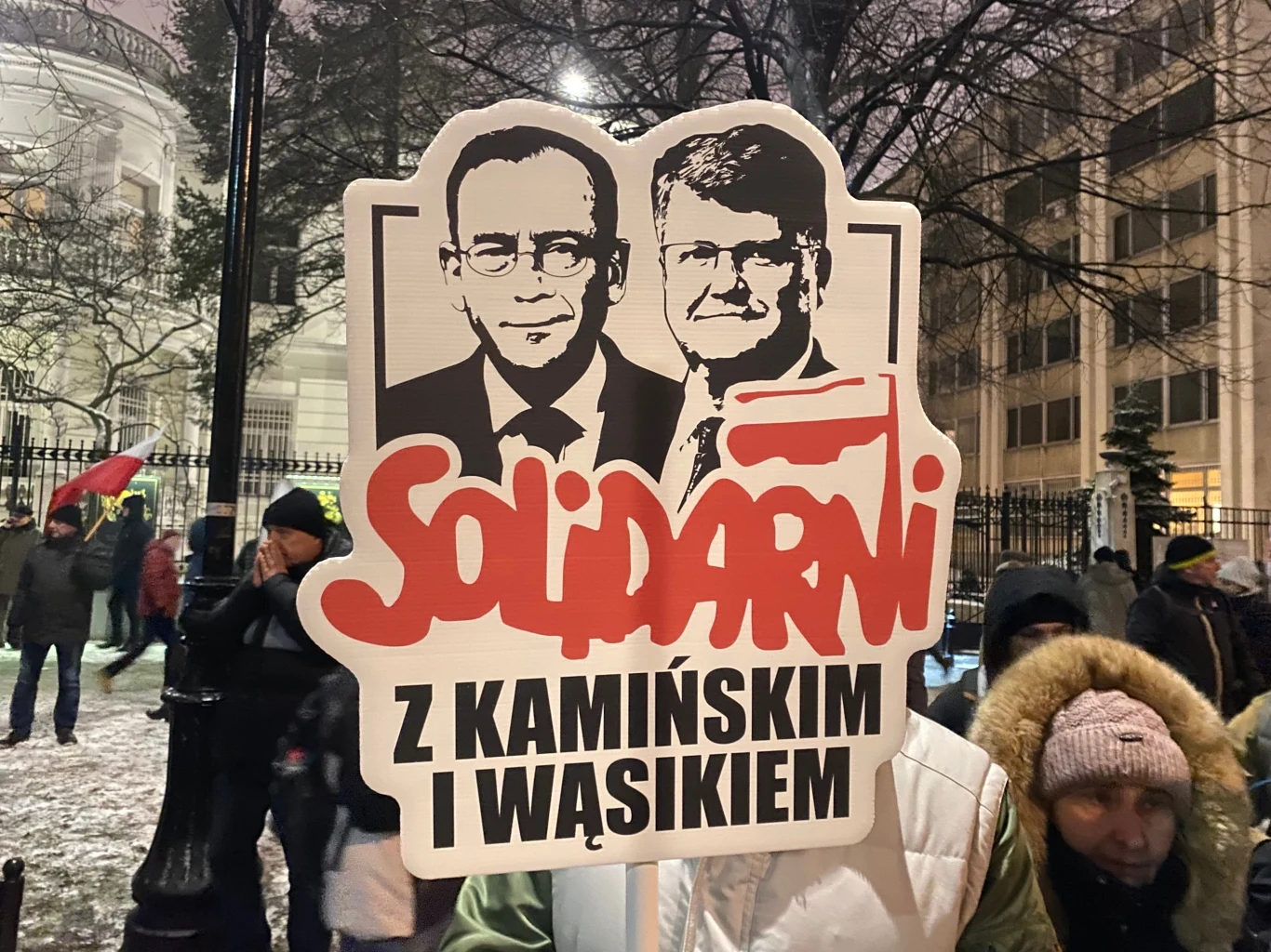 Taki transparent z Mariuszem Kamińskim i Maciejem Wąsikiem trzymał szef Samoobrony. Okazało się, że rozdaje je Błażej Poboży Taki transparent z Mariuszem Kamińskim i Maciejem Wąsikiem trzymał szef Samoobrony. Okazało się, że rozdaje je Błażej Poboży