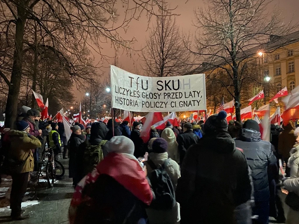 "Protest Wolnych Polaków" zdominowały biało-czerwone flagi i transparenty uderzające w Donalda Tuska "Protest Wolnych Polaków" zdominowały biało-czerwone flagi i transparenty uderzające w Donalda Tuska
