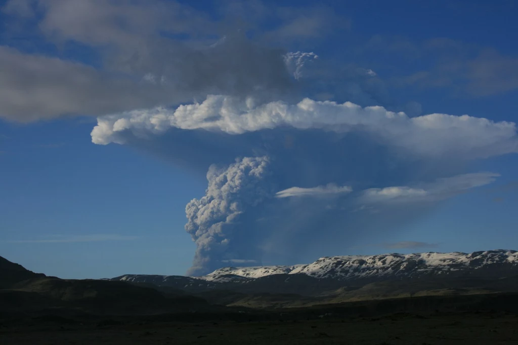 Malowniczy wybuch wulkanu Grimsvötn w 2011 roku