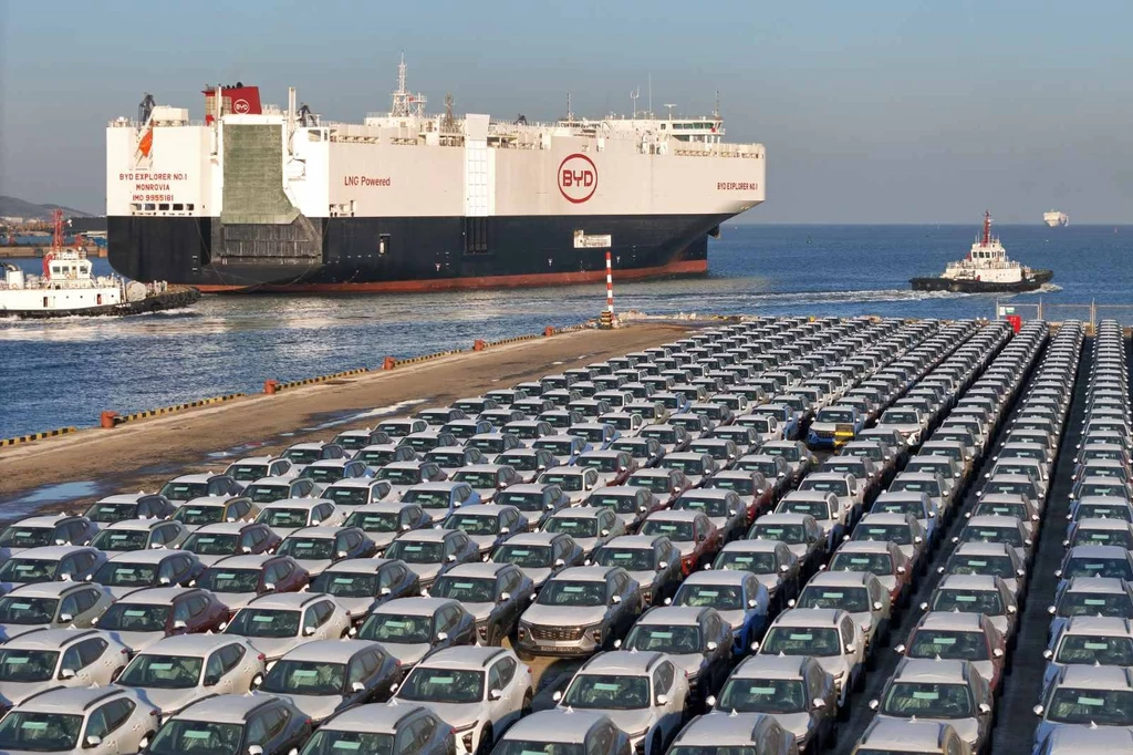 Transportowiec BYD, który ruszył w dziewiczy rejs do Europy, wiezie na pokładzie 7 tys. samochodów /TANG KE / Feature China/Future Publishing via Getty Images