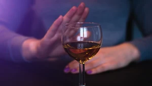 Noworoczne wyzwanie "Dry January" bije rekordy popularności. Jednak według terapeutki świadomość Polaków jest wciąż niska 