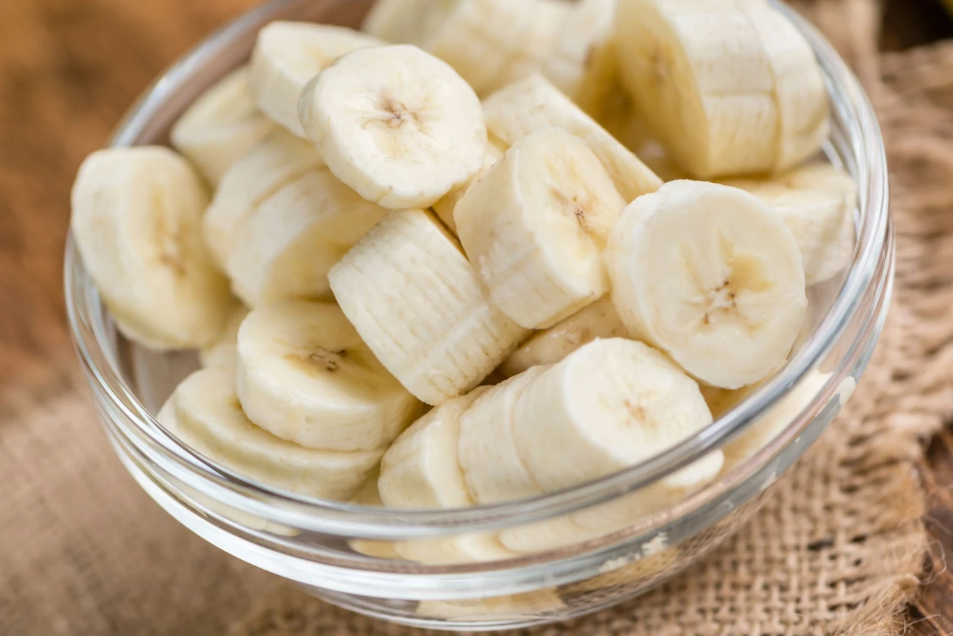 Banany zawierają wiele witamin i składników odżywczych. Są uznawane za zdrowe owoce, ale zimą lepiej je ograniczyć Banany zawierają wiele witamin i składników odżywczych. Są uznawane za zdrowe owoce, ale zimą lepiej je ograniczyć