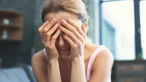 Kto nie przeżył PMS, nie zrozumie. Przedmiesiączkowemu spadkowi nastroju może towarzyszyć nawet 300 dolegliwości