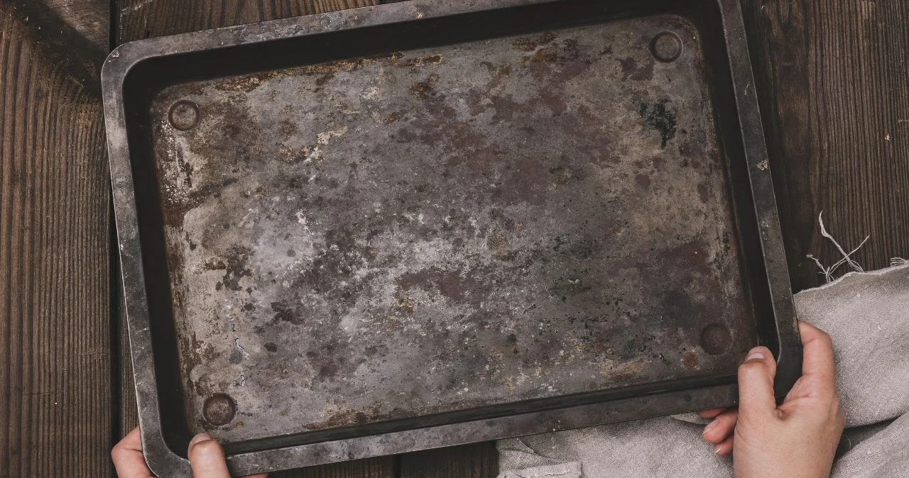 Ziemniak posypany solą pomoże nam doczyścić zabrudzenia na blaszce do pieczenia