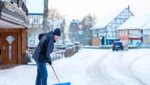 Chlorek magnezu na śnieg i lód. Czy jest bezpieczny i lepszy od soli?