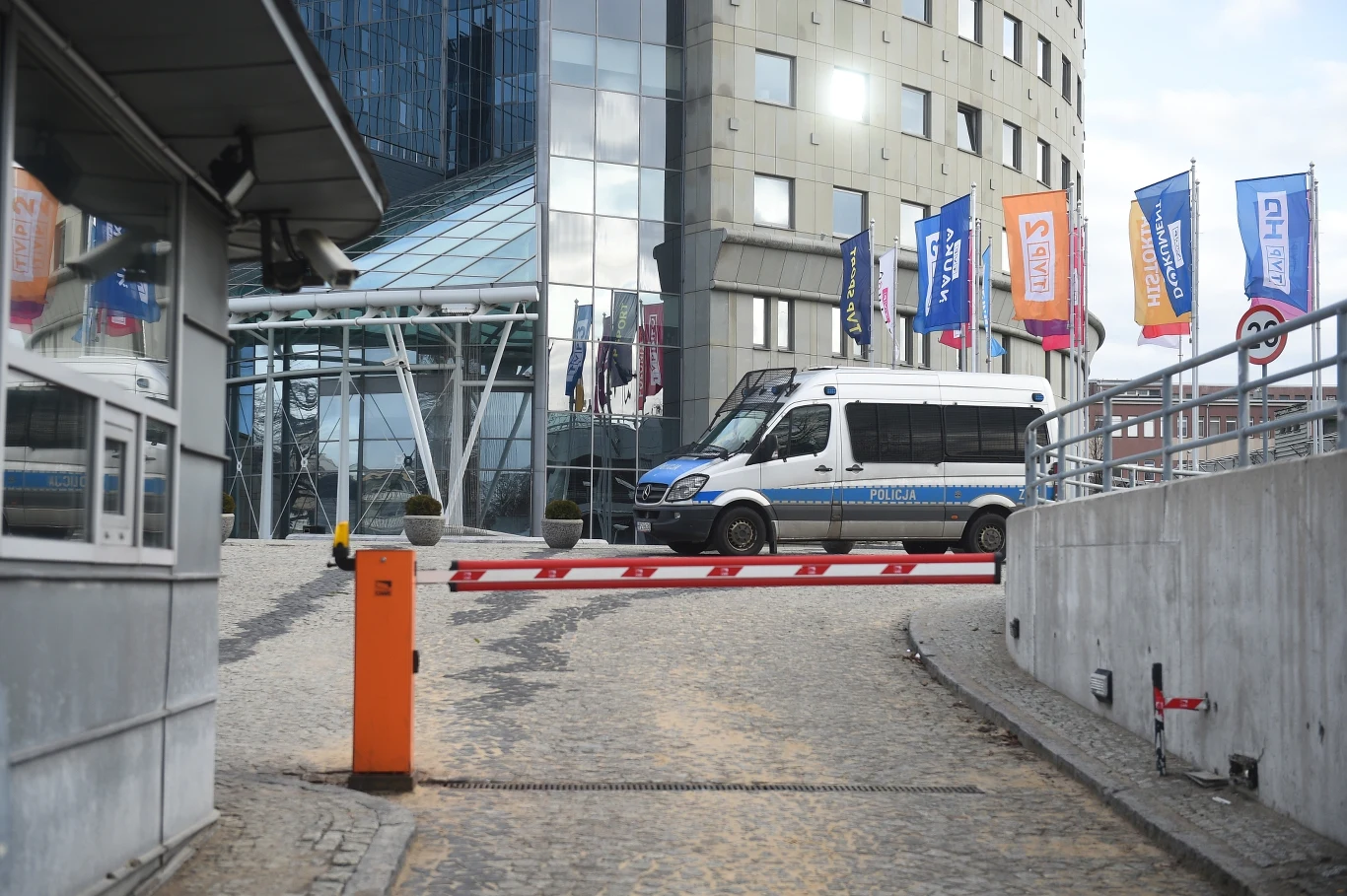 Od grudnia pod siedzibą TVP stacjonuje policja. Chodzi o spór o to, kto sprawuje dziś władzę w telewizji publicznej Od grudnia pod siedzibą TVP stacjonuje policja. Chodzi o spór o to, kto sprawuje dziś władzę w telewizji publicznej