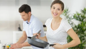 Olej pryska w czasie smażenia? Nasącz tym wacik i przetrzyj patelnię, a problem zniknie