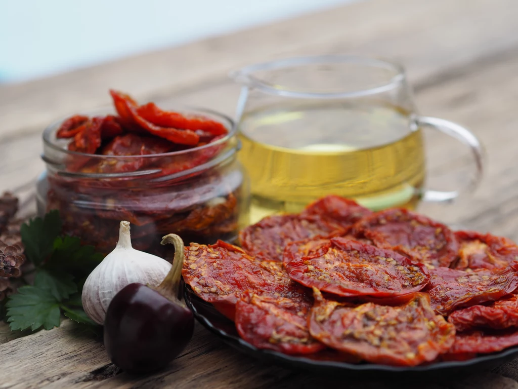 Suszone pomidory to doskonała przekąska, ale także wspaniały dodatek do potraw