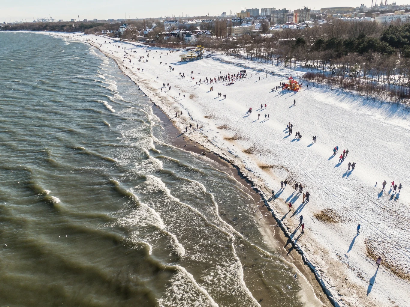 Polskie wybrzeże jest bowiem, tuż po górach, najczęściej wybieranym kierunkiem podróży